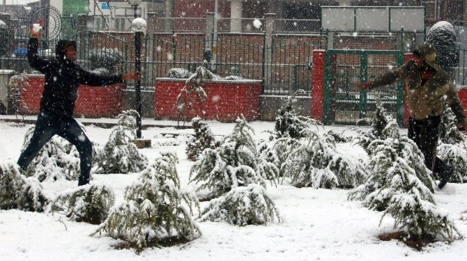 Hamam Gupshups’ to `Sheen Jung’:  Here are five pastimes that will make Chilla-i-Kalan enjoyable in Kashmir