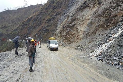 Restoration work on Jammu-Srinagar NH speeded up as weather improves