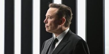 Elon Musk buys Twitter