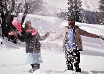 Post COVID tourists throng Kashmir in large number