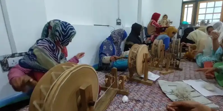State of Handicrafts in Kashmir : Low wages, machines push Pashmina artisans to wall