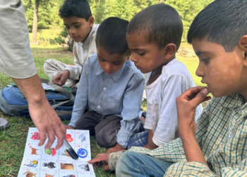 Kashmir’s seasonal teachers risk their lives, make students aim big