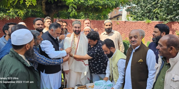 Shahre Khass Traders and Manufacturers Pay Reverential Visit to Mirwaiz Umar Farooq