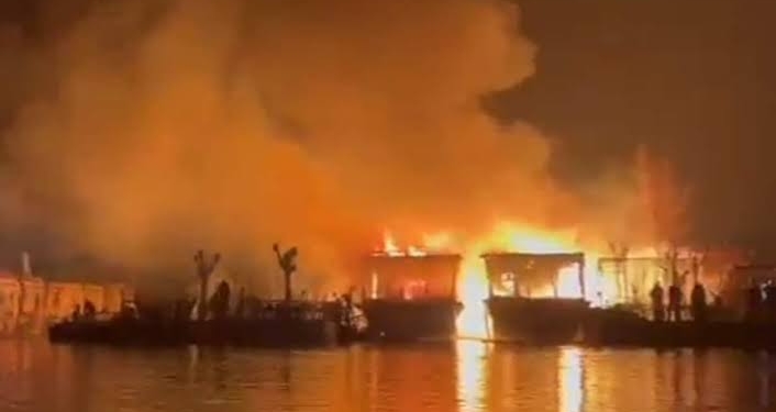 Fatal blaze claims lives of 3 Bangladeshi tourists at Dal Lake
