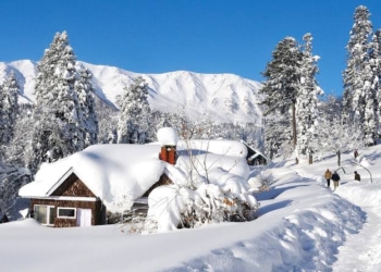 Early Snowfall Delights Tourists, Boosts Tourism in Kashmir Valley