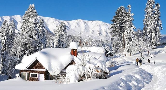 Early Snowfall Delights Tourists, Boosts Tourism in Kashmir Valley