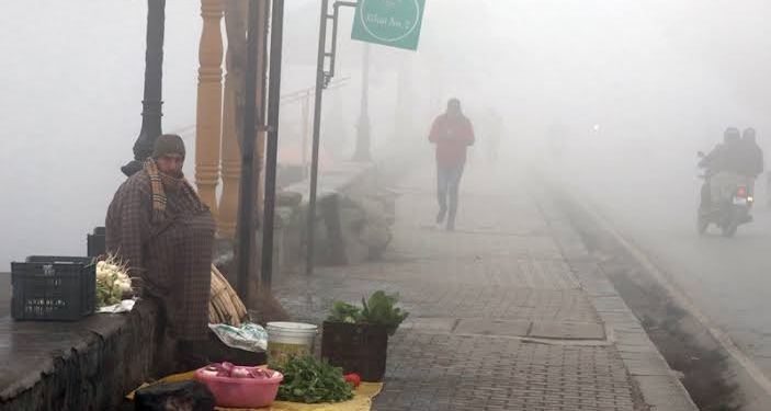 Kashmir under severe cold wave, fog blurs visibility