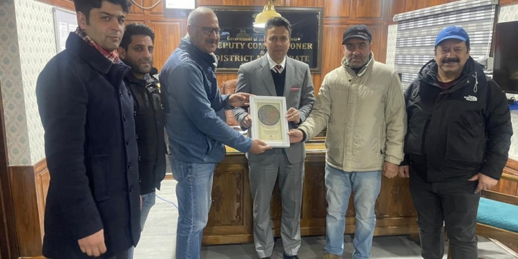 PHDCCI Kashmir meets DC Srinagar, discusses several issues