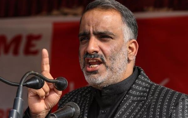 Salman Sagar leads from front, monitors snow clearance operations in Hazratbal, Khanyar