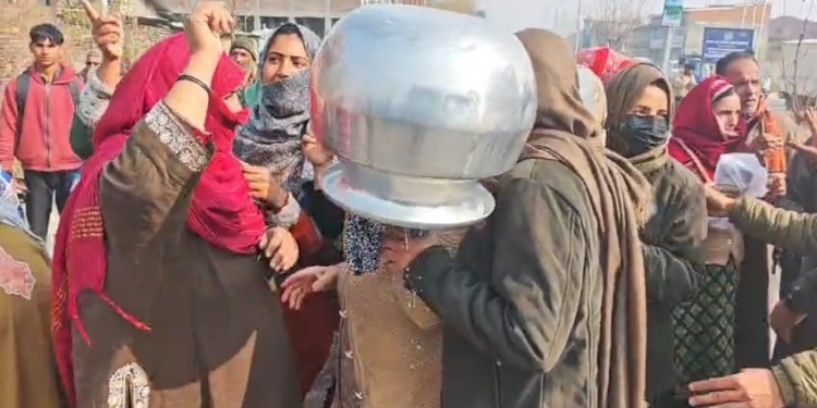 People Block Narbal–Gulmarg Road Over Severe Water Crisis