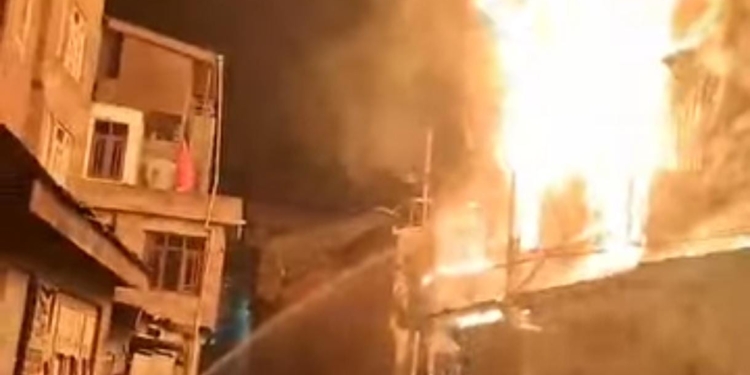 Massive Blaze Guts Three Houses in Rainawari, No Casualties Reported