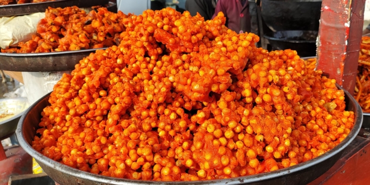 Authorities Ban Harmful Chemicals in Popular Kashmiri Snack ‘Aalu Manj’ in Sopore