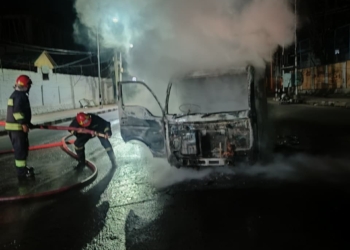 Load Carrier Gutted in Early Morning Blaze Near UNO Office in Srinagar
