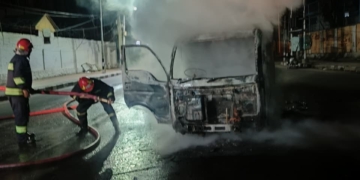 Load Carrier Gutted in Early Morning Blaze Near UNO Office in Srinagar