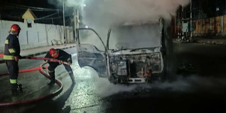 Load Carrier Gutted in Early Morning Blaze Near UNO Office in Srinagar